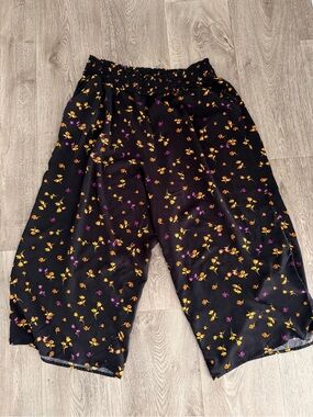 Jessica Simpson Black Wide-Leg Shorts with Yellow & Purple Floral Print